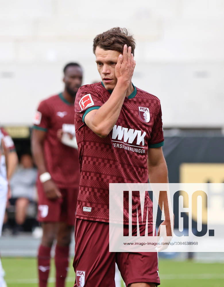 Fussball, Herren, 1. Bundesliga, Saison 2026 2027, SV 07 Elversberg - FC Augsburg, Robin Fellhauer (FC Augsburg) enttäuscht, Enttäuschung Elversberg Ursapharm-Arena an der Kaiserlinde Saarland Deutschland