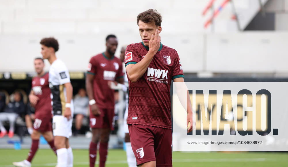 Fussball, Herren, 1. Bundesliga, Saison 2026 2027, SV 07 Elversberg - FC Augsburg, Robin Fellhauer (FC Augsburg) enttäuscht, Enttäuschung Elversberg Ursapharm-Arena an der Kaiserlinde Saarland Deutschland