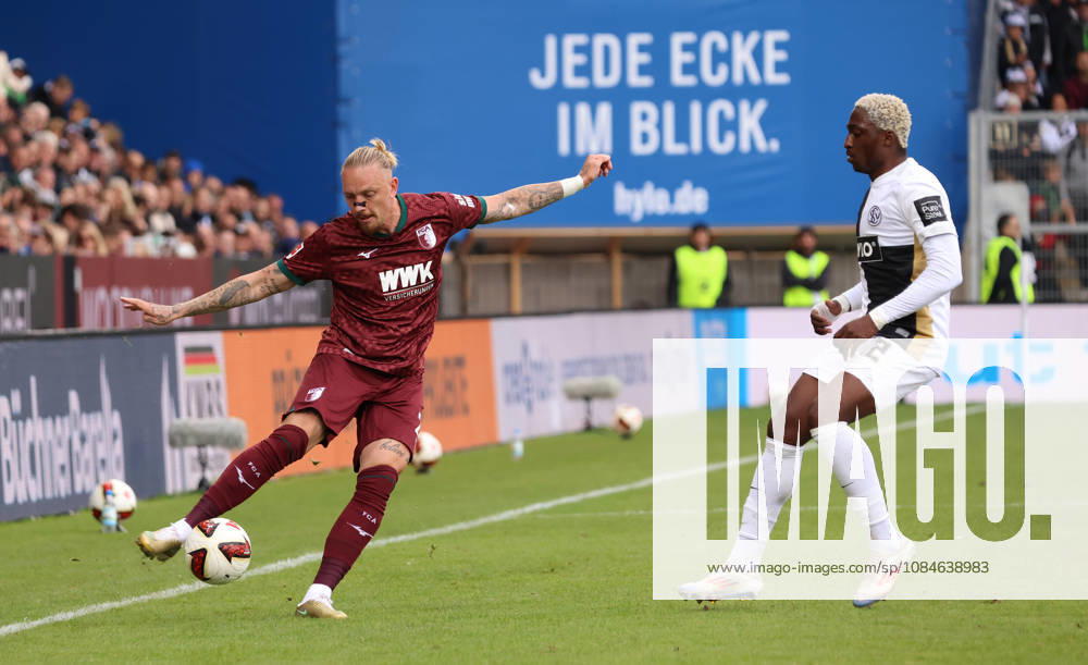 Fussball, Herren, 1. Bundesliga, Saison 2026 2027, SV 07 Elversberg - FC Augsburg, Marius Wolf (FC Augsburg) David Mokwa (SV 07 Elversberg) Elversberg Ursapharm-Arena an der Kaiserlinde Saarland Deutschland