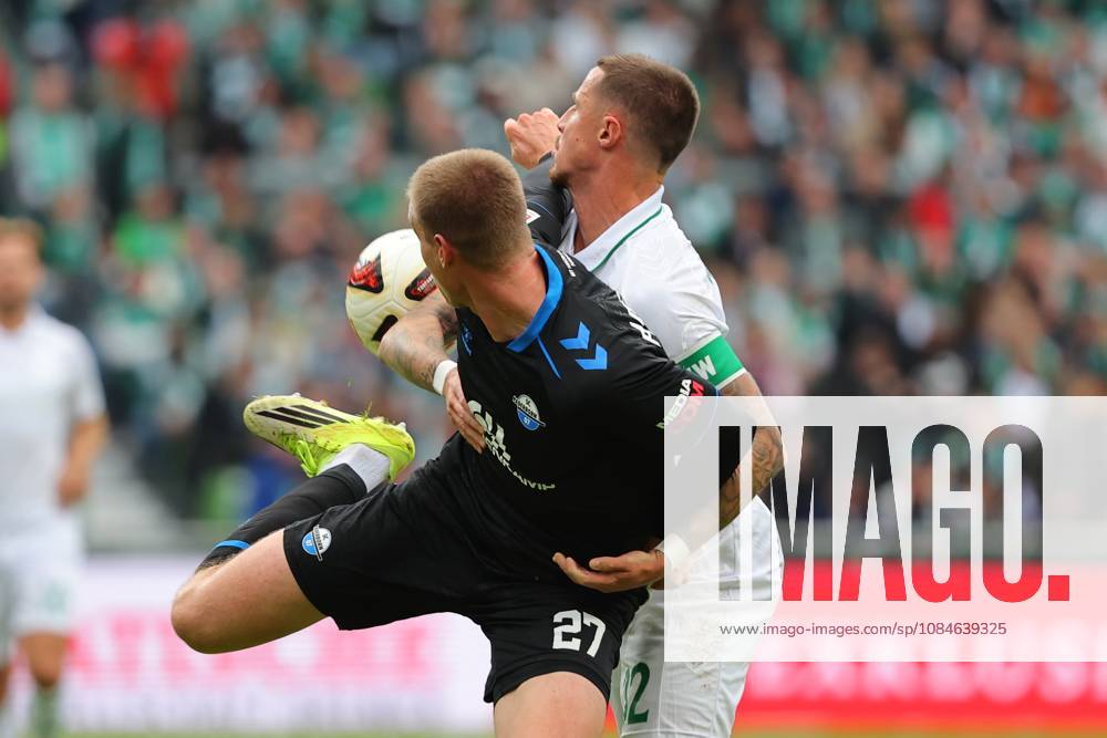 GER, Fussball, 1.FBL Männer, 6. Spieltag, Saison2026 2027, SV Werder Bremen vs. SC Paderborn 07 Steffen Tigges (SC Paderborn 07 27) im Zweikampf gegen Marco Friedl (SV Werder Bremen 32) Bremen Weserstadion Bremen Germany