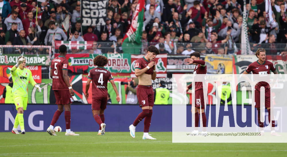 Fussball, Herren, 1. Bundesliga, Saison 2026 2027, SV 07 Elversberg - FC Augsburg, Enttäuschung bei Rodrigo Ribeiro (FC Augsburg) und den Spielern des FC Augsburg Elversberg Ursapharm-Arena an der Kaiserlinde Saarland Deutschland