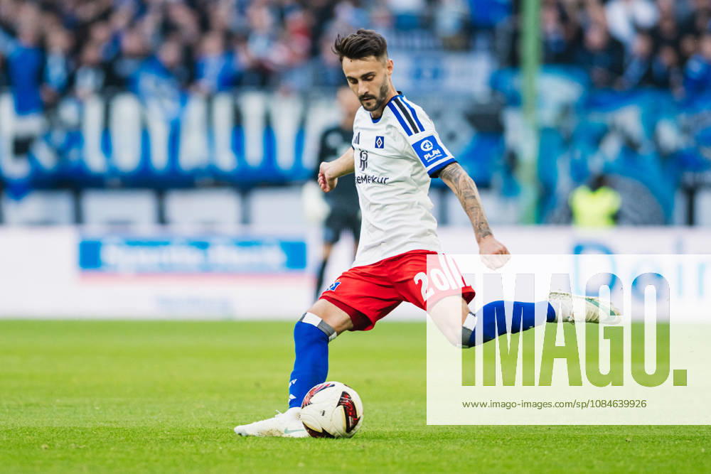 1. Bundesliga: Hamburger SV vs. VfB Stuttgart, 17.10.2026 Fabio Vieira (Hamburger SV, 20); Fußball, 1. Bundesliga, 6. Spieltag: Hamburger SV vs. VfB Stuttgart am 17.10.2026 im Volksparkstadion, Hamburg DFL REGULATIONS PROHIBIT ANY USE OF PHOTOGRAPHS AS IMAGE SEQUENCES AND OR QUASI-VIDEO.