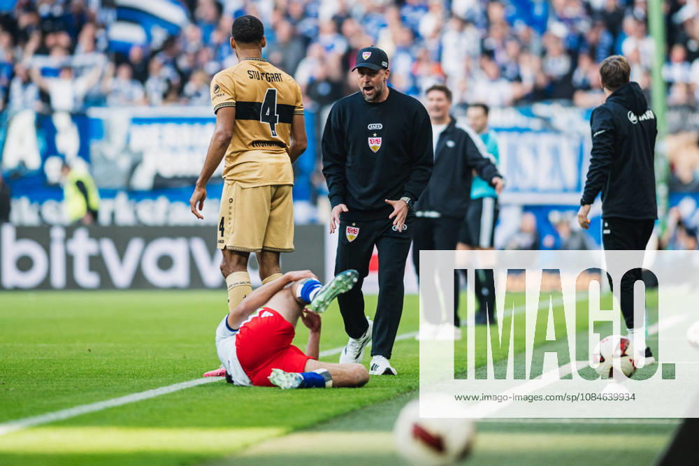 1. Bundesliga: Hamburger SV vs. VfB Stuttgart, 17.10.2026 Sebastian Hoeneß (Trainer VfB Stuttgart) schreit; Fußball, 1. Bundesliga, 6. Spieltag: Hamburger SV vs. VfB Stuttgart am 17.10.2026 im Volksparkstadion, Hamburg DFL REGULATIONS PROHIBIT ANY USE OF PHOTOGRAPHS AS IMAGE SEQUENCES AND OR QUASI-VIDEO.