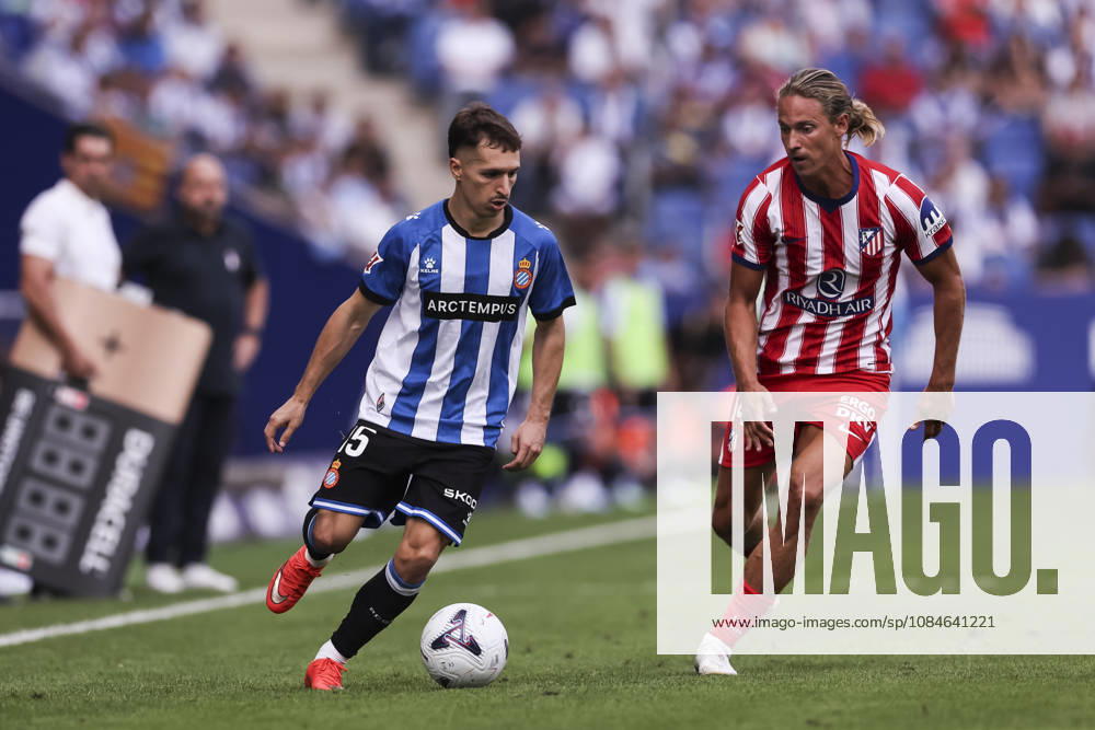 Bryan Zaragoza of RCD Espanyol and Marcos Llorente of Atletico de Madrid in action during the Spanish league, LaLiga EA Sports, football match played between RCD Espanyol and Atletico de Madrid at RCDE Stadium on October 17, 2026 in Cornella, Spain. Cornella SPAIN - ZUMAa181 20261017_zaa_a181_161