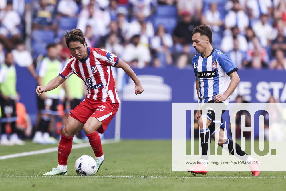 Kang-in Lee of Atletico de Madrid and Bryan Zaragoza of RCD Espanyol in action during the Spanish league, LaLiga EA Sports, football match played between RCD Espanyol and Atletico de Madrid at RCDE Stadium on October 17, 2026 in Cornella, Spain. RCD Espanyol V Atletico De Madrid - LaLiga EA Sports - ZUMAa181 20261017_zaa_a181_157