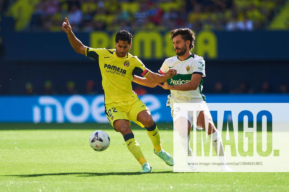 Ayoze Perez (Villarreal CF) and Victor Chust (Elche CF) during the LaLiga EA Sports match between Villarreal CF and Elche CF at Estadio de la Cerámica on October 17, 2026 in Villarreal, Spain. -