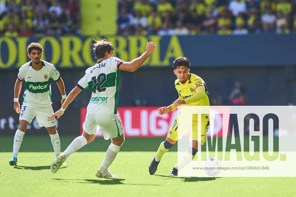Gonzalo Villar (Elche CF) and Ilias Akhomach (Villarreal CF) during the LaLiga EA Sports match between Villarreal CF and Elche CF at Estadio de la Cerámica on October 17, 2026 in Villarreal, Spain. -