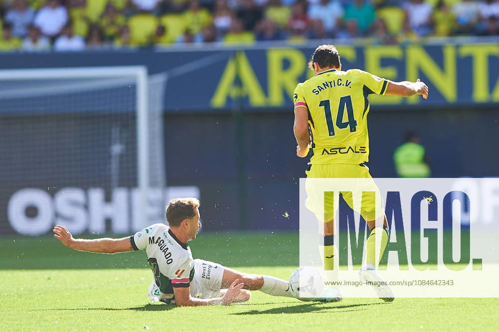 Marc Aguado (Elche CF) and Santi Comesana (Villarreal CF) during the LaLiga EA Sports match between Villarreal CF and Elche CF at Estadio de la Cerámica on October 17, 2026 in Villarreal, Spain. -
