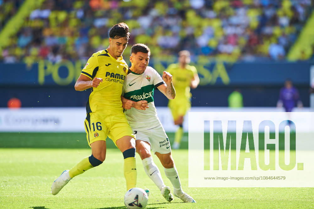 Carlos Macia (Villarreal CF) and Lucas Cepeda (Elche CF) during the LaLiga EA Sports match between Villarreal CF and Elche CF at Estadio de la Cerámica on October 17, 2026 in Villarreal, Spain. -