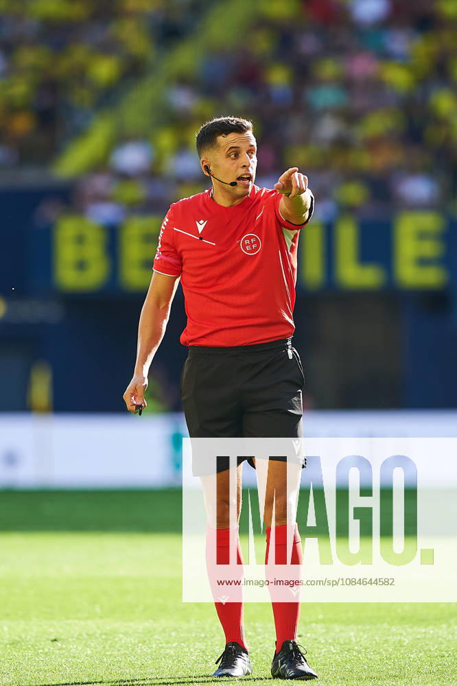 The referee Victor Garcia Verdura during the LaLiga EA Sports match between Villarreal CF and Elche CF at Estadio de la Cerámica on October 17, 2026 in Villarreal, Spain. -