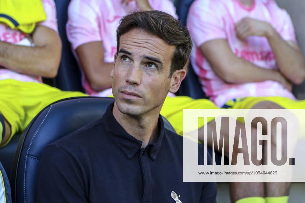 Inigo Perez, head coach of Villarreal CF, looks on during the Spanish league, LaLiga EA Sports, football match played between Villarreal CF and Elche CF at La Ceramica stadium on October 17, 2026, in Villarreal, Spain. Villarreal CF V Elche CF - LaLiga EA Sports - ZUMAa181 20261017_zaa_a181_190