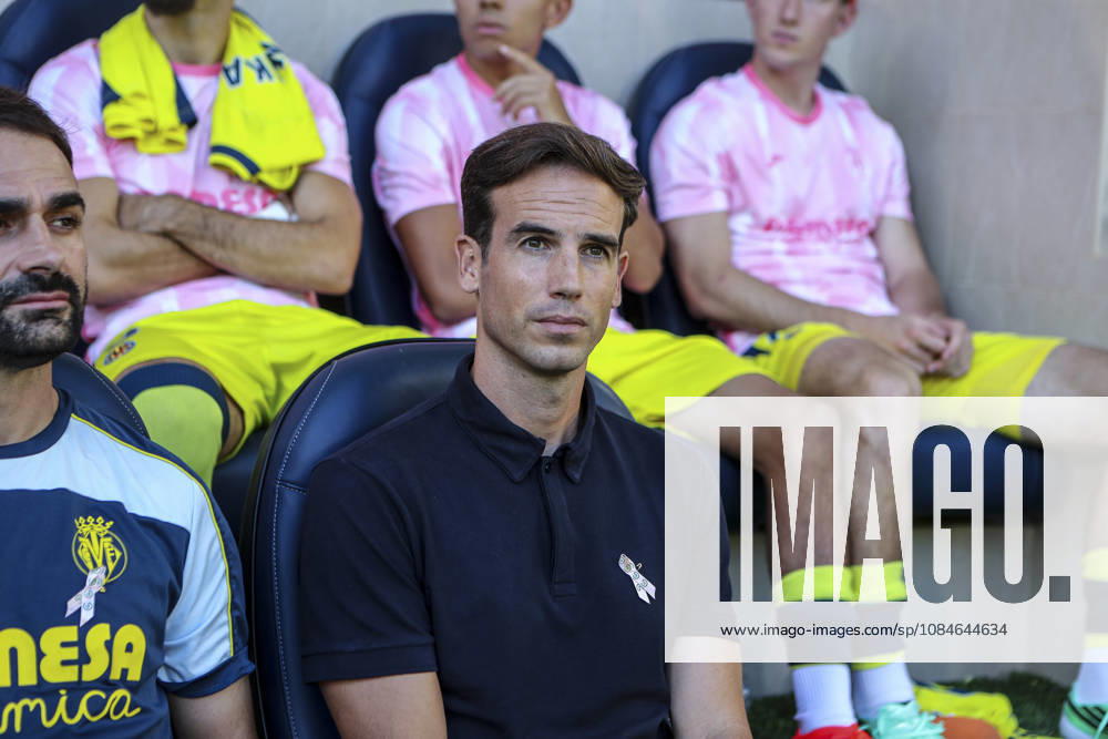 Inigo Perez, head coach of Villarreal CF, looks on during the Spanish league, LaLiga EA Sports, football match played between Villarreal CF and Elche CF at La Ceramica stadium on October 17, 2026, in Villarreal, Spain. Villarreal CF V Elche CF - LaLiga EA Sports - ZUMAa181 20261017_zaa_a181_192