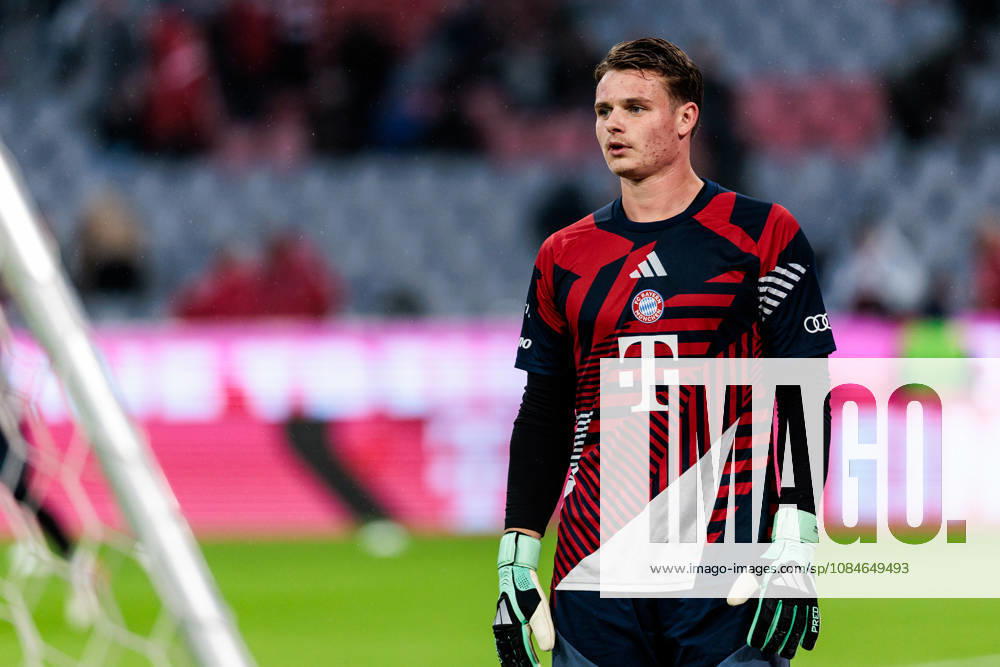 Jonas Urbig (FC Bayern Muenchen, 40) during warm up before the Bundesliga match between FC Bayern Muenchen vs. RB Leipzig at Allianz Arena on matchday 6 of the 1. Bundesliga on October 17, 2026 in Munich, Germany. DFL REGULATIONS PROHIBIT ANY USE OF PHOTOGRAPHS AS IMAGE SEQUENCES AND OR QUASI-VIDEO. Bavaria Germany