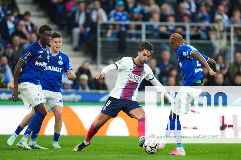 RC Strasbourg Alsace v Paris Saint-Germain - Ligue 1 McDonald s 2026 2027 Karim COULIBALY of Strasbourg and Ferran TORRES Paris Saint germain and OSO of Strasbourg during Ligue 1 McDonald s match between Strasbourg and Paris at Stade de la Meinau on October 17, 2026 in Strasbourg, France. Strasbourg France