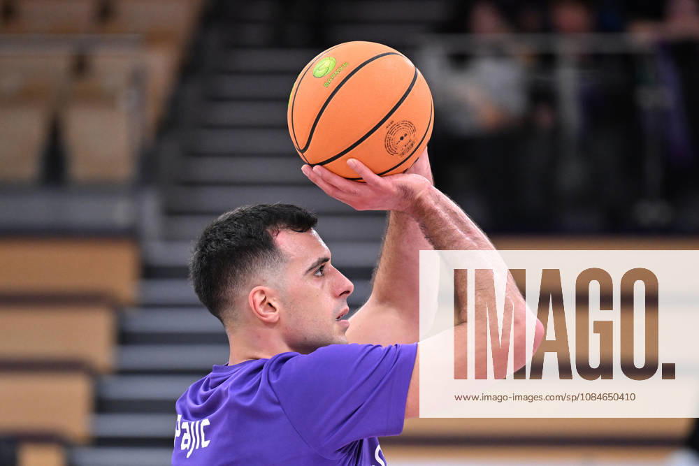 BG Göttingen - Nürnberg Falcons 17.10.2026, Göttingen: Basketball; 2. Bundesliga, ProA, BG Göttingen - Nürnberg Falcons, 5. Spieltag, Sparkassen-Arena. Omar Pajic (BG Göttingen) wärmt sich auf. Göttingen Niedersachsen Deutschland