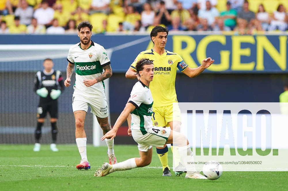 Gerard Moreno (Villarreal CF) and Javier Morcillo (Elche CF) during the LaLiga EA Sports match between Villarreal CF and Elche CF at Estadio de la Cerámica on October 17, 2026 in Villarreal, Spain. -