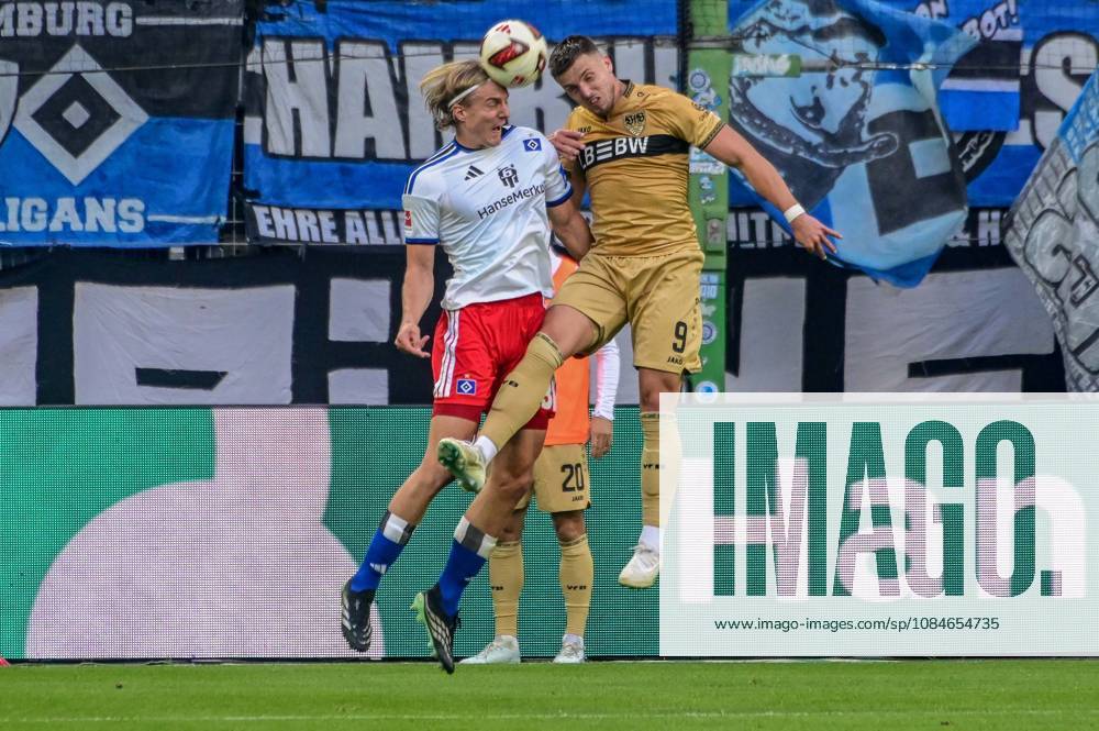 Sebastiaan Bornauw ( HSV ) Ermedin Demirovic ( Stuttgart ) Deutschland , Hamburg , Volksparkstadion , Fussball , 1. Bundesliga , Hamburger SV - VFB Stuttgart