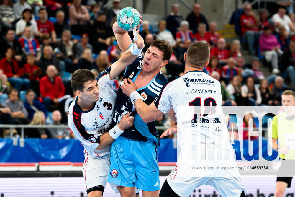 Bietigheim: HBL - 26 27 - SG BBM Bietigheim - Handball Club Hamburg v. li. im Zweikampf Nikola Vlahovic (Bietigheim) und Nicolaj Joergensen (Hamburg), Fabian Wiederstein (Bietigheim) Bietigheim-Bissingen Egetrans Arena Baden-Württemberg Deutschland