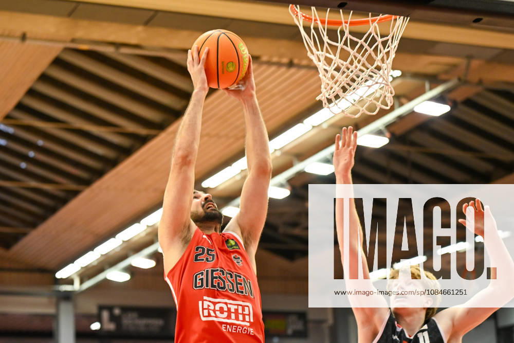 Viktor Kovacevic Barmer 2. Basketball Bundesliga, Pro A, 5. Spieltag, 46ers, Basketball Saison 2026 2027, BBL, Deutschland, Gießen 46ers RheinStars Köln, Gießen in rot, Herren, Männer, Köln in schwarz