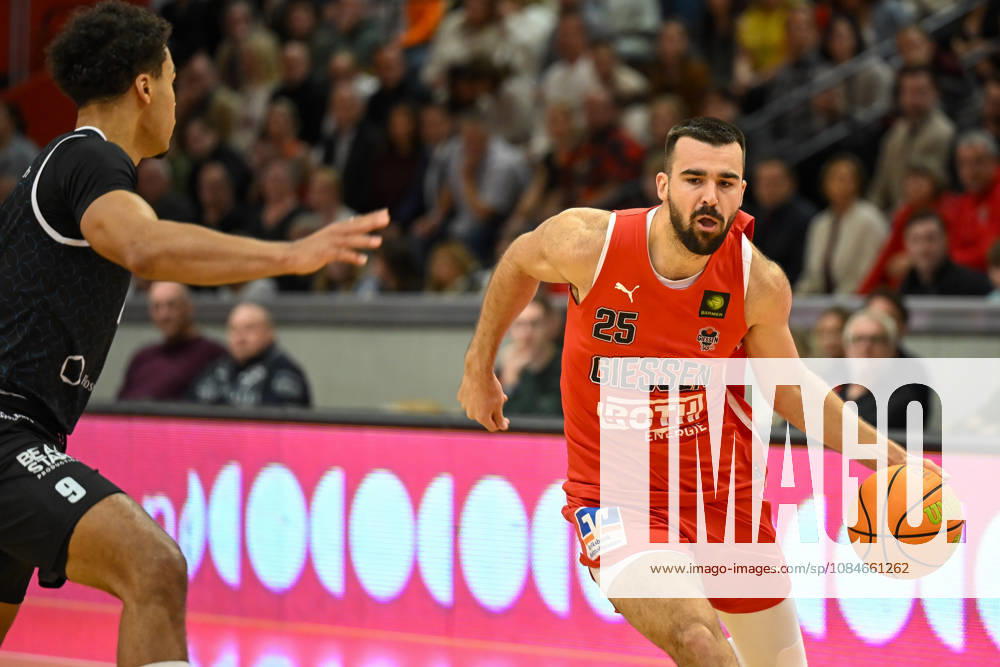 Viktor Kovacevic Barmer 2. Basketball Bundesliga, Pro A, 5. Spieltag, 46ers, Basketball Saison 2026 2027, BBL, Deutschland, Gießen 46ers RheinStars Köln, Gießen in rot, Herren, Männer, Köln in schwarz