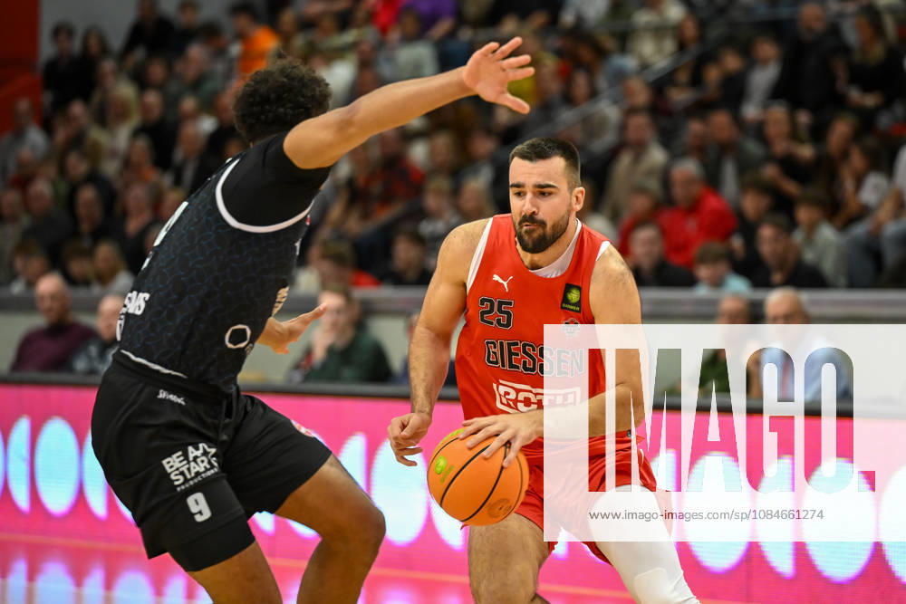 Viktor Kovacevic Barmer 2. Basketball Bundesliga, Pro A, 5. Spieltag, 46ers, Basketball Saison 2026 2027, BBL, Deutschland, Gießen 46ers RheinStars Köln, Gießen in rot, Herren, Männer, Köln in schwarz