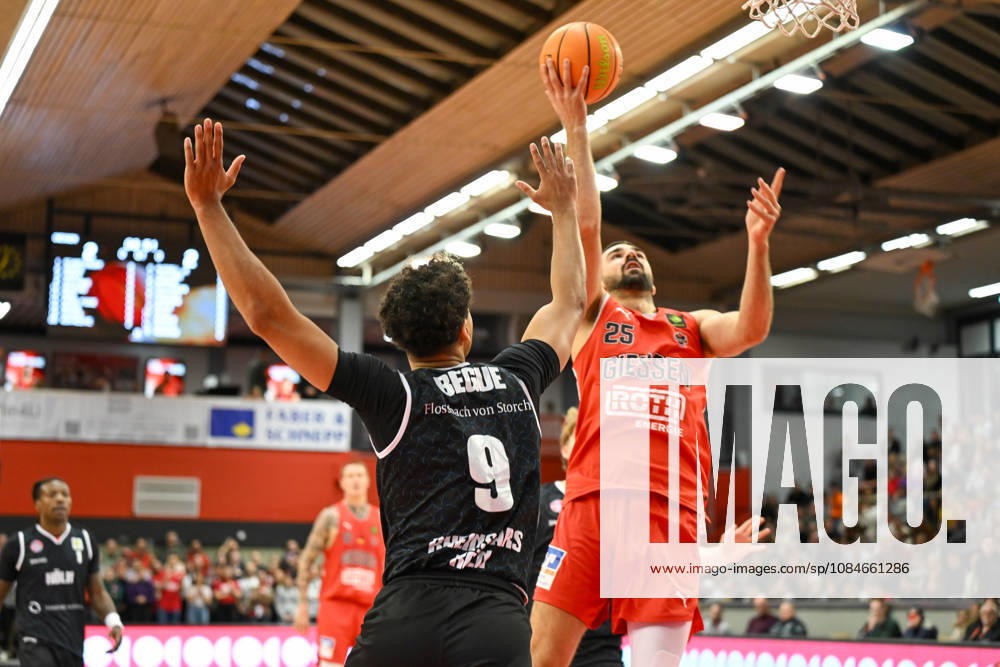 Viktor Kovacevic Barmer 2. Basketball Bundesliga, Pro A, 5. Spieltag, 46ers, Basketball Saison 2026 2027, BBL, Deutschland, Gießen 46ers RheinStars Köln, Gießen in rot, Herren, Männer, Köln in schwarz