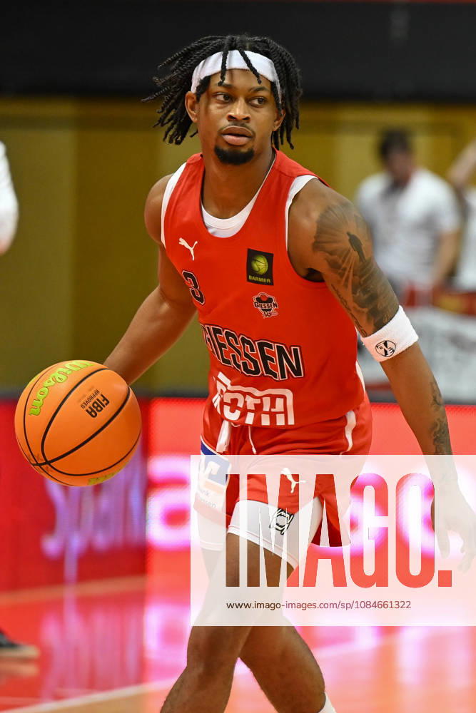Zach Cooks Barmer 2. Basketball Bundesliga, Pro A, 5. Spieltag, 46ers, Basketball Saison 2026 2027, BBL, Deutschland, Gießen 46ers RheinStars Köln, Gießen in rot, Herren, Männer, Köln in schwarz