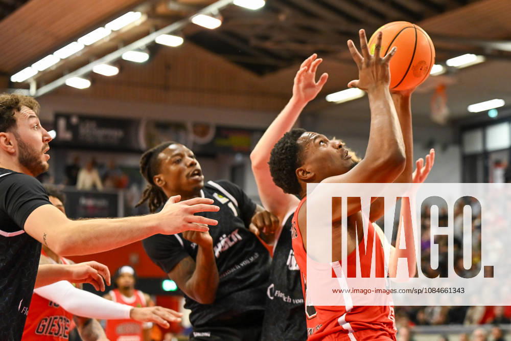Alex Williams Barmer 2. Basketball Bundesliga, Pro A, 5. Spieltag, 46ers, Basketball Saison 2026 2027, BBL, Deutschland, Gießen 46ers RheinStars Köln, Gießen in rot, Herren, Männer, Köln in schwarz