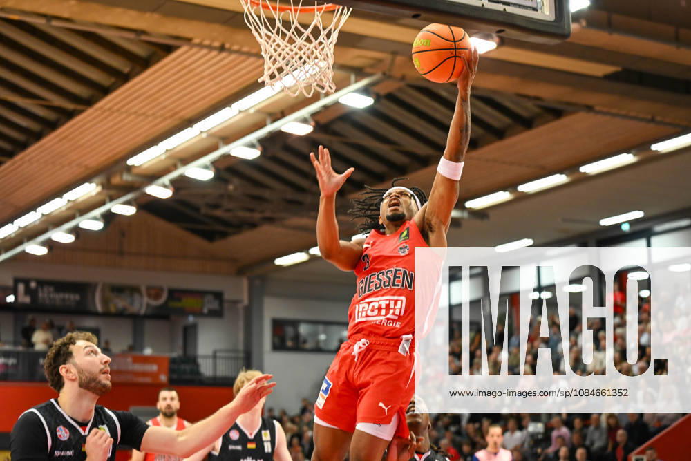 Zach CooksBarmer 2. Basketball Bundesliga, Pro A, 5. Spieltag, 46ers, Basketball Saison 2026 2027, BBL, Deutschland, Gießen 46ers RheinStars Köln, Gießen in rot, Herren, Männer, Köln in schwarz