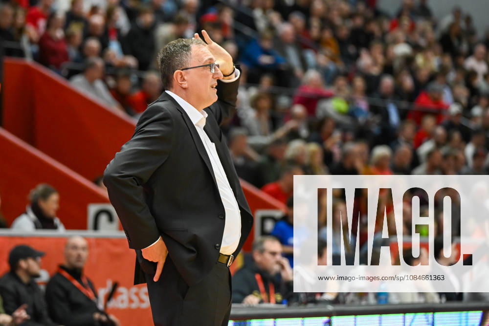 Branislav Ignjatovic Barmer 2. Basketball Bundesliga, Pro A, 5. Spieltag, 46ers, Basketball Saison 2026 2027, BBL, Deutschland, Gießen 46ers RheinStars Köln, Gießen in rot, Herren, Männer, Köln in schwarz