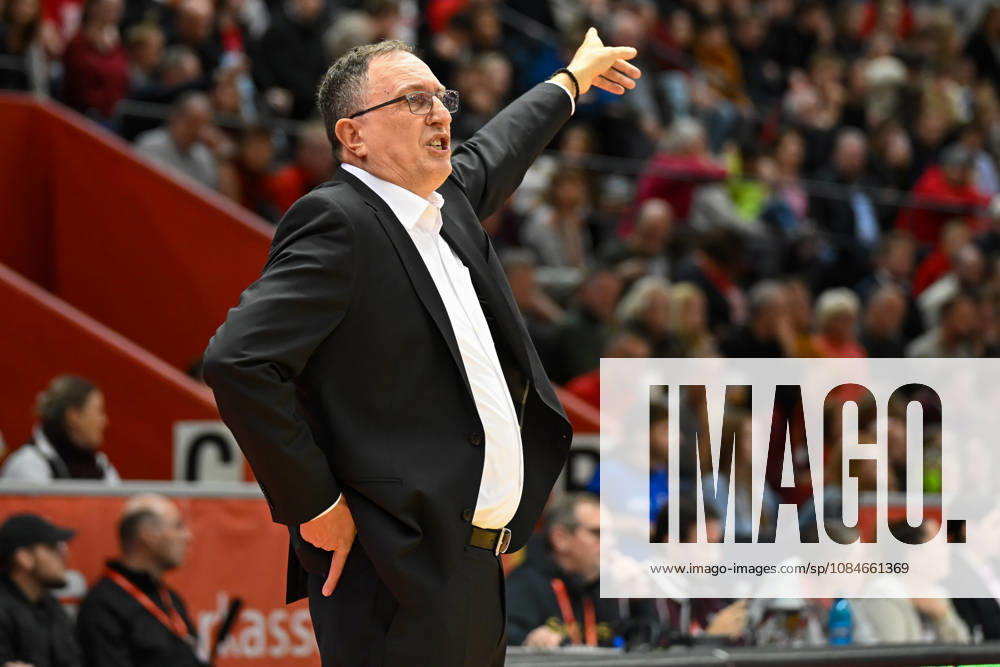 Branislav Ignjatovic Barmer 2. Basketball Bundesliga, Pro A, 5. Spieltag, 46ers, Basketball Saison 2026 2027, BBL, Deutschland, Gießen 46ers RheinStars Köln, Gießen in rot, Herren, Männer, Köln in schwarz