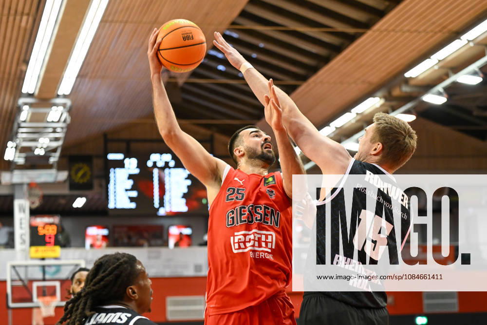 Viktor Kovacevic, Björn Roher Barmer 2. Basketball Bundesliga, Pro A, 5. Spieltag, 46ers, Basketball Saison 2026 2027, BBL, Deutschland, Gießen 46ers RheinStars Köln, Gießen in rot, Herren, Männer, Köln in schwarz