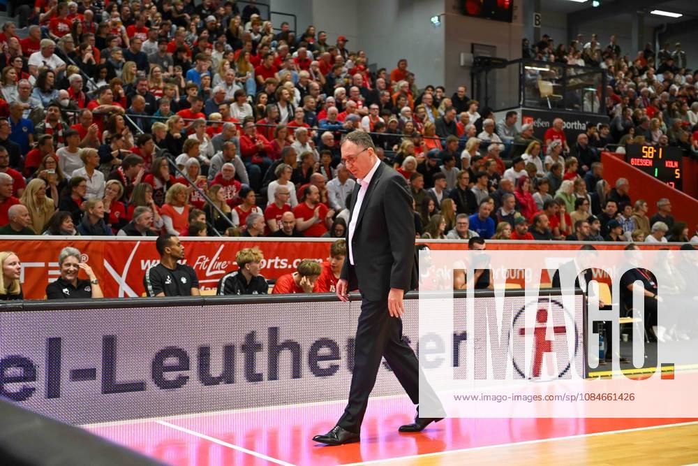 Branislav Ignjatovic Barmer 2. Basketball Bundesliga, Pro A, 5. Spieltag, 46ers, Basketball Saison 2026 2027, BBL, Deutschland, Gießen 46ers RheinStars Köln, Gießen in rot, Herren, Männer, Köln in schwarz