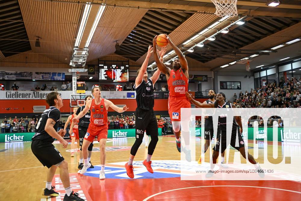 Alex Williams Barmer 2. Basketball Bundesliga, Pro A, 5. Spieltag, 46ers, Basketball Saison 2026 2027, BBL, Deutschland, Gießen 46ers RheinStars Köln, Gießen in rot, Herren, Männer, Köln in schwarz