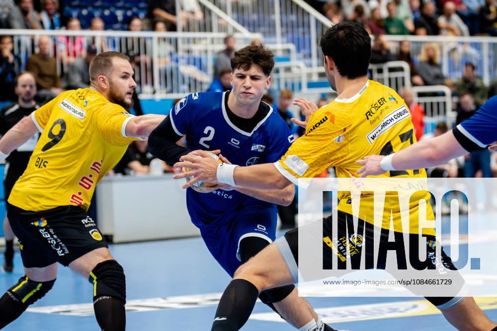 Dormagen, 17.10.2026, Handball, Herren, 2. Bundesliga, 8. Spieltag, 2026 2027: TSV Bayer Dormagen HSC 2000 Coburg Luca Krist (TSV Bayer Dormagen, 2) im Zweikampf mit Bartlomiej Bis (HSC 2000 Coburg, 9) und Nejc Planinsek (HSC 2000 Coburg, 17) Dormagen TSV Bayer Sportcenter NRW Germany