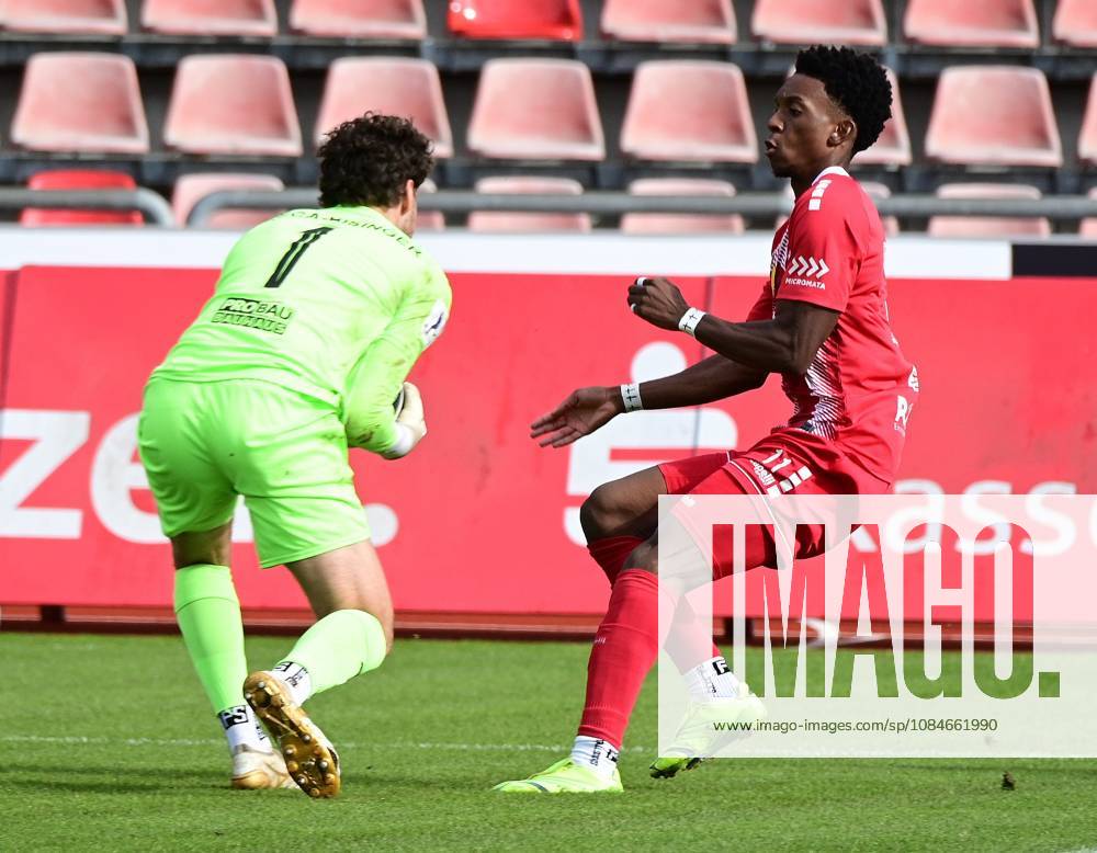 Kassel, Auestadion Regionalliga Südwest Saison 2026 2027 KSV Hessen Kassel - VFR Mannheim Torwart David Nreca-Bisinger (VfR Mannheim) gegen Phinees Bonianga (11, Hessen Kassel)
