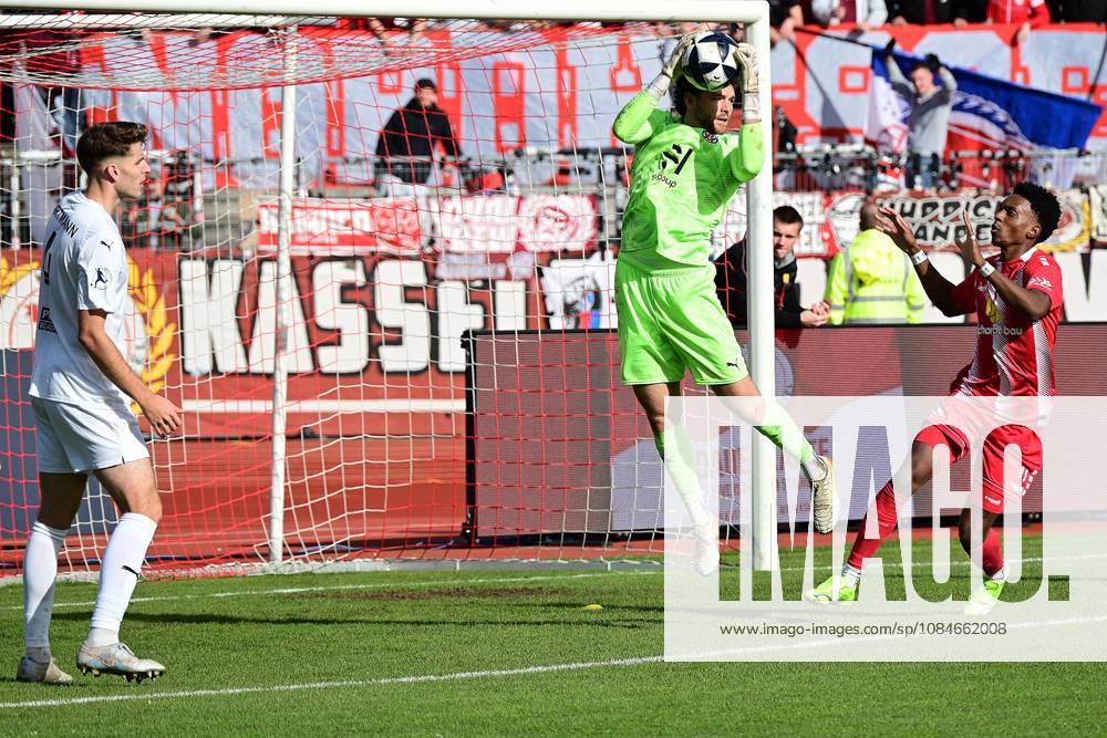 Kassel, Auestadion Regionalliga Südwest Saison 2026 2027 KSV Hessen Kassel - VFR Mannheim Torwart David Nreca-Bisinger (VfR Mannheim), Phinees Bonianga (11, Hessen Kassel)
