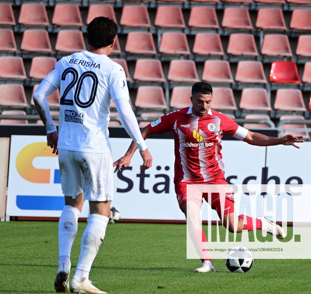 Kassel, Auestadion Regionalliga Südwest Saison 2026 2027 KSV Hessen Kassel - VFR Mannheim Flamur Berisha (VFR) gegen Adrian Bravo Sanchez (17, Hessen Kassel)