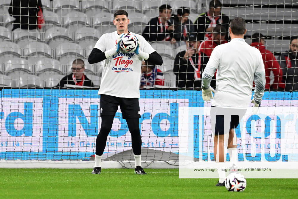 LOSC Lille v Stade Brestois 29 - Ligue 1 McDonald s 2026 2027 Orlando GILL of Lille Maillot soutenant Tiago Santos during Ligue 1 McDonald s between Lille and Brest at Stade Pierre Mauroy on October 17, 2026 in Lille, France. Lille France