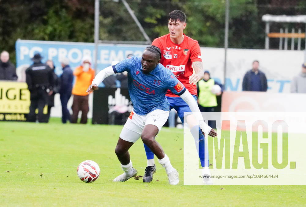 Cham Schweiz. Fussball Herren Saison 2026-2027 Schweizer Cup 2.Hauptrunde SC Cham - FC Sion 0:2 Bild ; Josias Lukembila FC Sion hinten Jorge Mario Buehler FC Cham Aktion Zweikampf