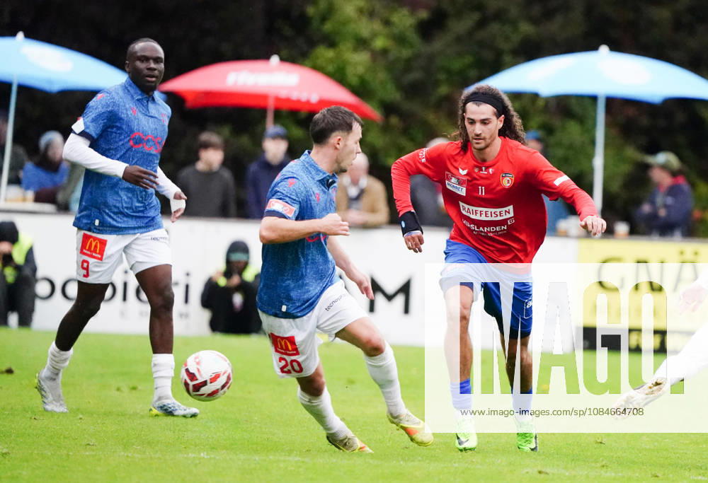 Cham Schweiz. Fussball Herren Saison 2026-2027 Schweizer Cup 2.Hauptrunde SC Cham - FC Sion 0:2 Bild ; Josias Lukembila und Nias Hefti FC Sion gegen Marin Wiskemann FC Cham Re. Aktion