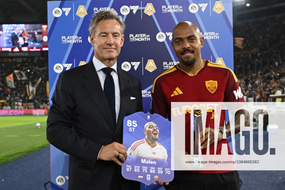 Donyell Malen EA SPORTS FC Player of the month di agosto settembre with John Galantic New CEO AS ROMA during the Serie A Enilive soccer match between AS Roma and Genoa at the Rome s Olympic stadium, Italy - October 17, 2026. - Soccer.