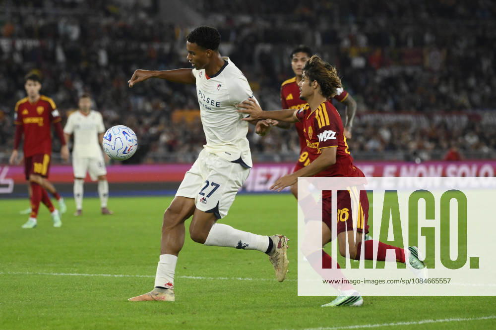Genoa’s Alessandro Marcandalli fights for the ball with Roma’s Rodrigo Mora during the Serie A Enilive soccer match between AS Roma and Genoa at the Rome s Olympic stadium, Italy - October 17, 2026. - Soccer.