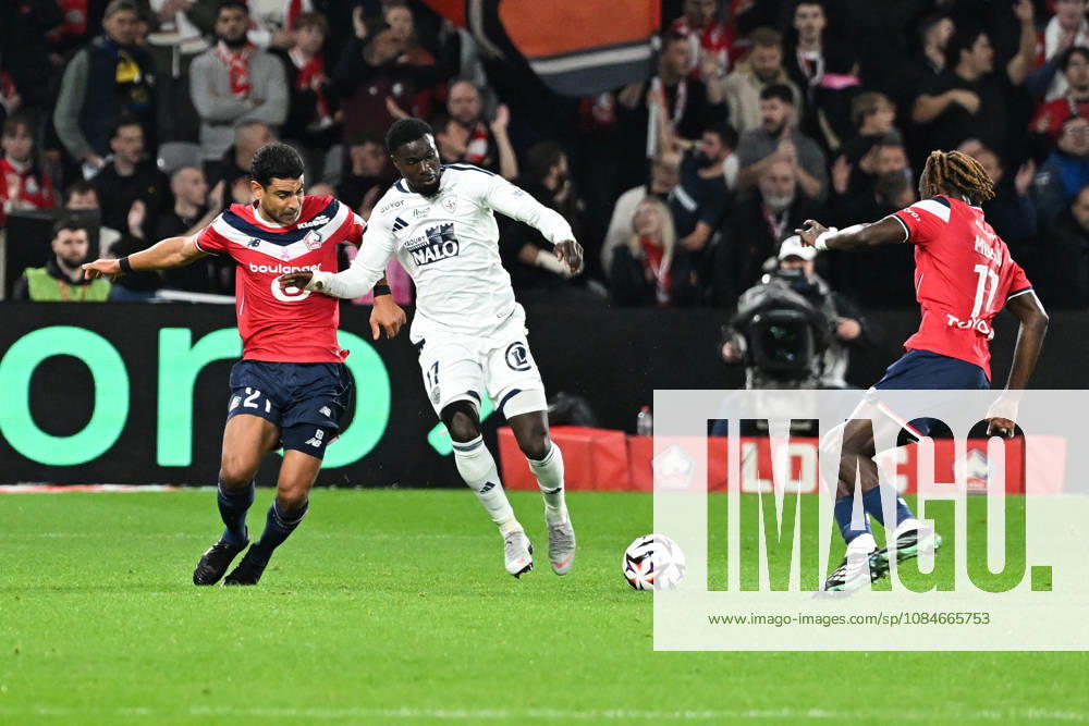 LOSC Lille v Stade Brestois 29 - Ligue 1 McDonald s 2026 2027 Kassoum OUATTARA of Stade Brestois and Benjamin ANDRE of Lille during Ligue 1 McDonald s between Lille and Brest at Stade Pierre Mauroy on October 17, 2026 in Lille, France. Lille France