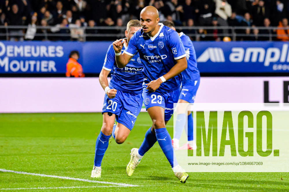 Joie des joueurs de l’ESTAC Troyes aprés le but de Timothee Nkada (ESTAC Troyes)