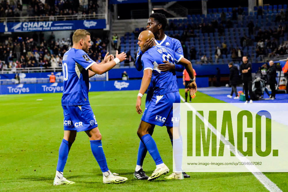 Joie des joueurs de l’ESTAC Troyes aprés le but de Timothee Nkada (ESTAC Troyes)