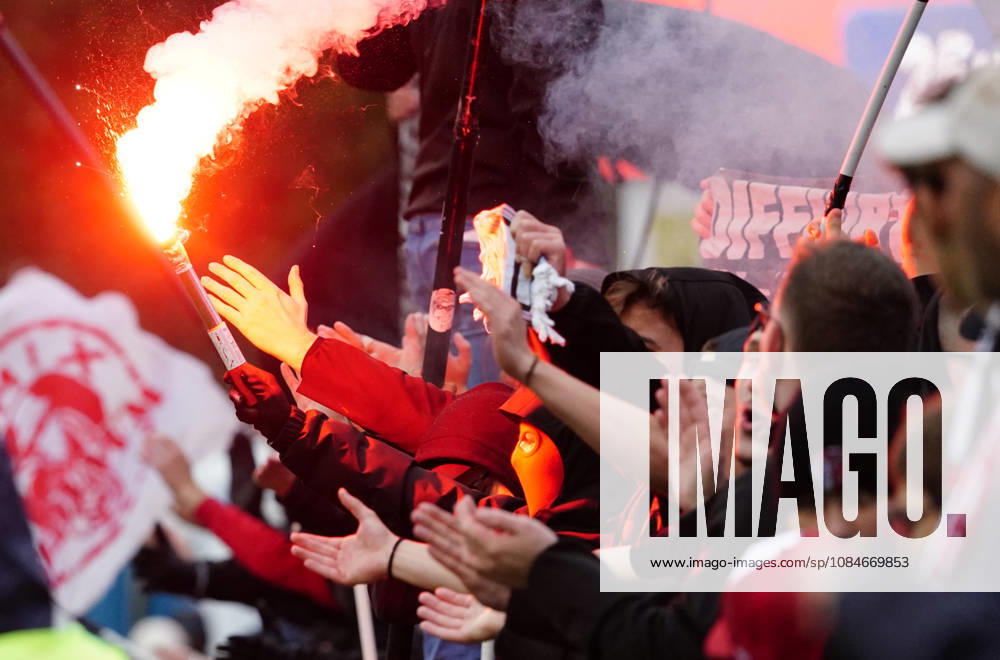 Cham Schweiz. Fussball Herren Saison 2026-2027 Schweizer Cup 2.Hauptrunde SC Cham - FC Sion 0:2 Bild . FC Sion Auswaertsfans zuenden Pyros , Bengalfackeln Bengalos .Fankultur