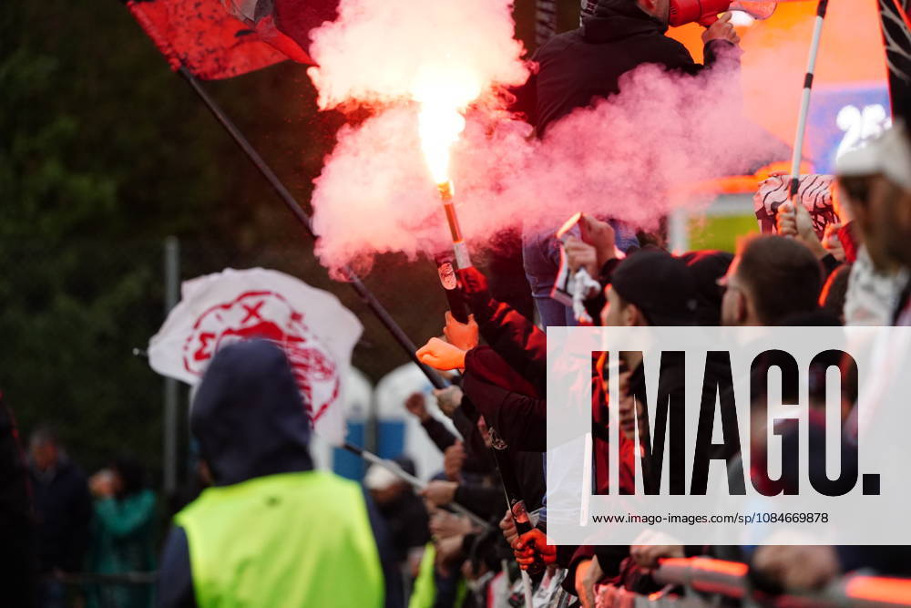 Cham Schweiz. Fussball Herren Saison 2026-2027 Schweizer Cup 2.Hauptrunde SC Cham - FC Sion 0:2 Bild . FC Sion Auswaertsfans zuenden Pyros , Bengalfackeln Bengalos .Fankultur