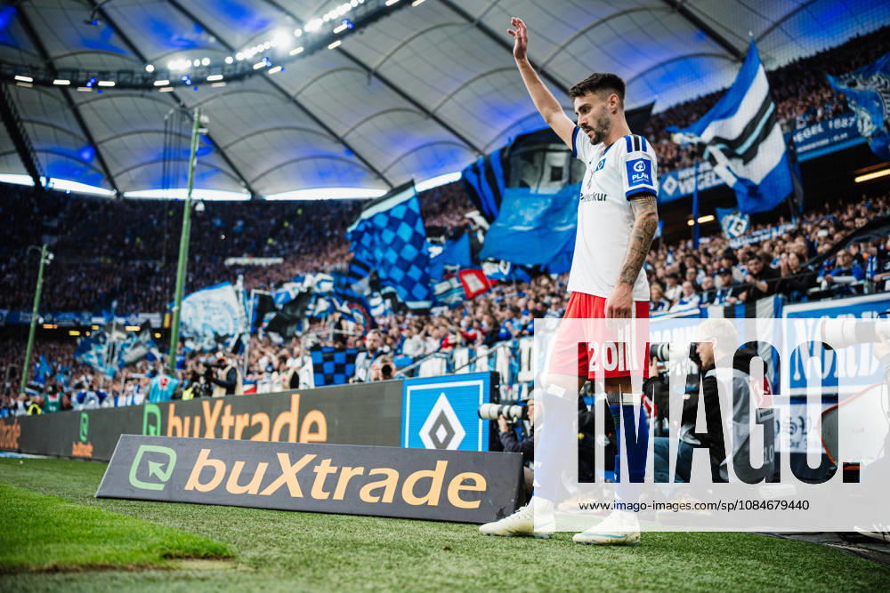 1. Bundesliga: Hamburger SV vs. VfB Stuttgart, 17.10.2026 Fabio Vieira (Hamburger SV, 20) bei einer Ecke ; Fußball, 1. Bundesliga, 6. Spieltag: Hamburger SV vs. VfB Stuttgart am 17.10.2026 im Volksparkstadion, Hamburg DFL REGULATIONS PROHIBIT ANY USE OF PHOTOGRAPHS AS IMAGE SEQUENCES AND OR QUASI-VIDEO.