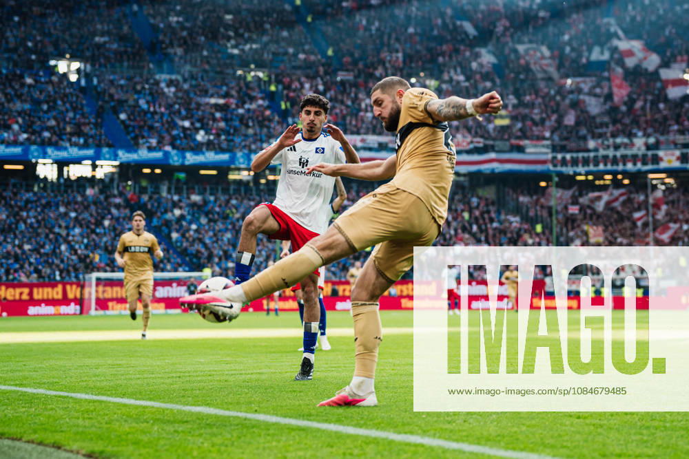 1. Bundesliga: Hamburger SV vs. VfB Stuttgart, 17.10.2026 Jeff Chabot (VfB Stuttgart, 24) schlägt den Ball in Richtung Martin Adeline (Hamburger SV, 5) ; Fußball, 1. Bundesliga, 6. Spieltag: Hamburger SV vs. VfB Stuttgart am 17.10.2026 im Volksparkstadion, Hamburg DFL REGULATIONS PROHIBIT ANY USE OF PHOTOGRAPHS AS IMAGE SEQUENCES AND OR QUASI-VIDEO.